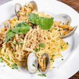 LINGUINI WITH CLAM SAUCE